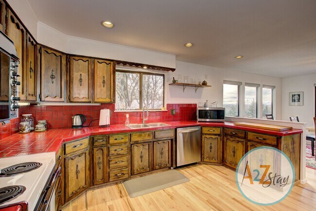 Building Photo - Executive Rental in North End Foothills