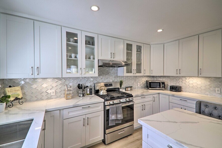 Building Photo - 893 Olivina Ave