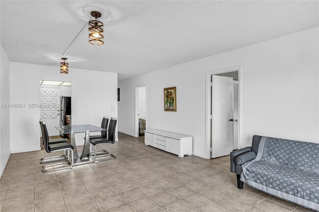 Building Photo - 200 S Birch Rd