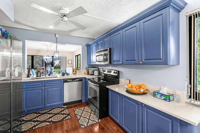 Building Photo - 5687 Fairway Park Dr