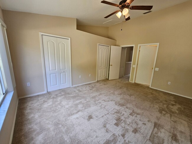 Building Photo - Brandon townhome with 2 bedrooms, 2 baths ...