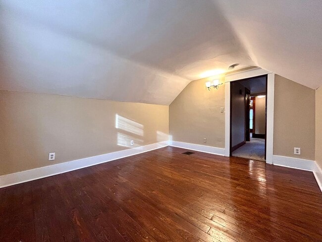 Building Photo - 2 Bedroom 2 Bath Home in Eastown!