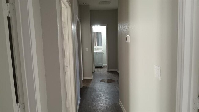 Building Photo - 611 Carpenter Ave