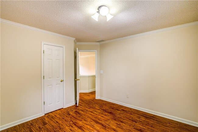 Building Photo - 1060 Lyndhurst Way