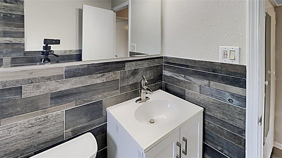 Building Photo - 120 S Hull Ave