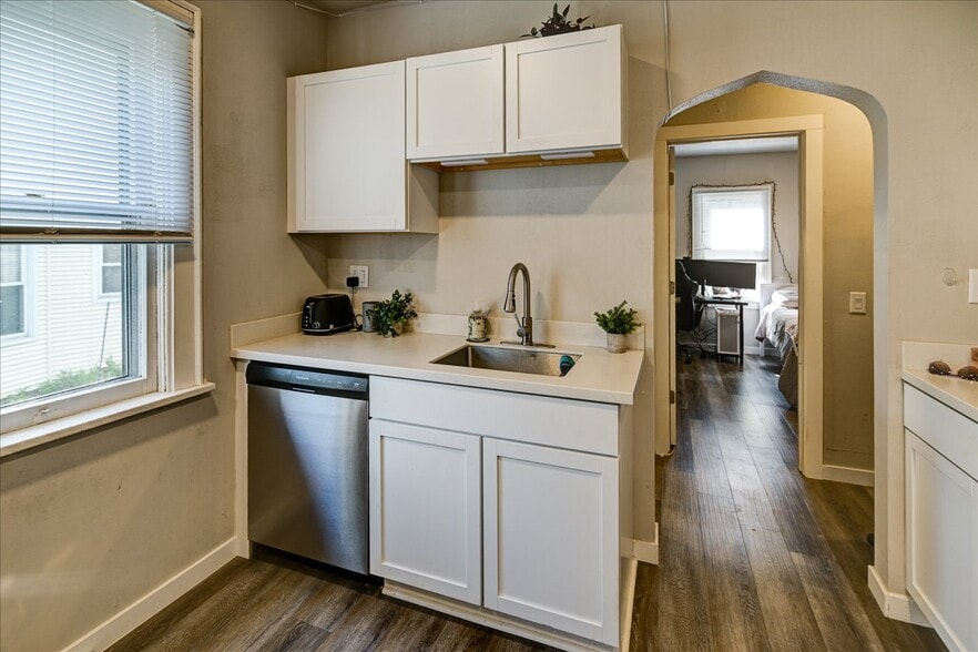 Building Photo - 205 S Fair Oaks Ave