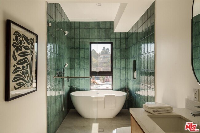 Building Photo - 2822 1/2 Avenel St