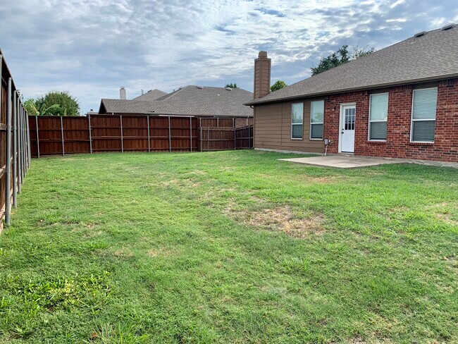 Building Photo - 1415 Millbrook Ln