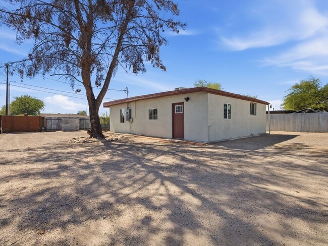 Building Photo - PRICE REDUCTION! – Cats and pets accepted!!