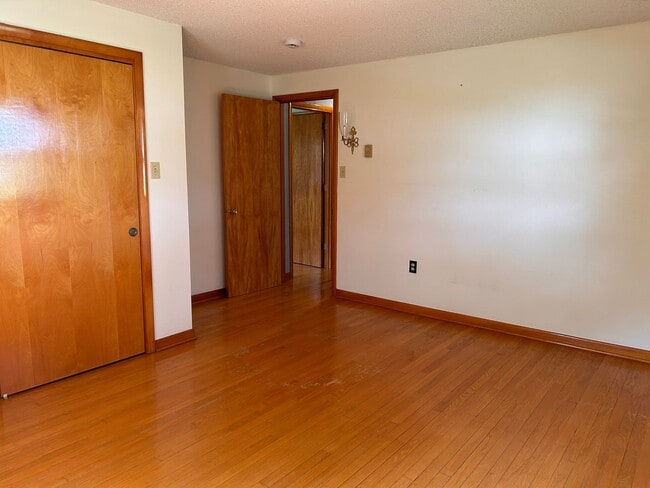 Building Photo - 660 E Oregon Rd