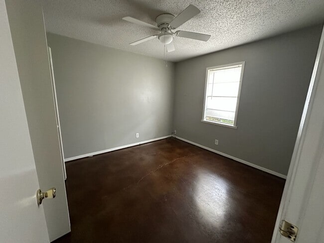 Building Photo - 210 Memory Ln