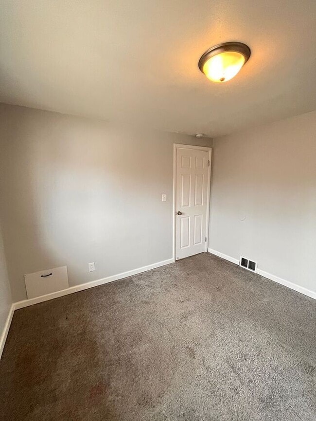 Building Photo - Charming 2-Bedroom Duplex Home / Pet-Frien...