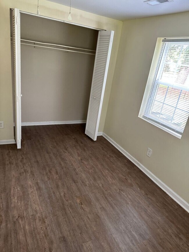 Building Photo - 523 Hilltop Dr