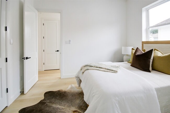 Building Photo - 1214 W 24th St