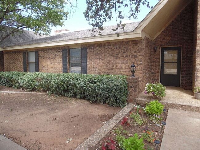 Primary Photo - Charming and Spacious 2-Bedroom Townhome w...