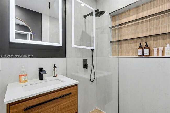 Building Photo - 818 NW 29th Ct