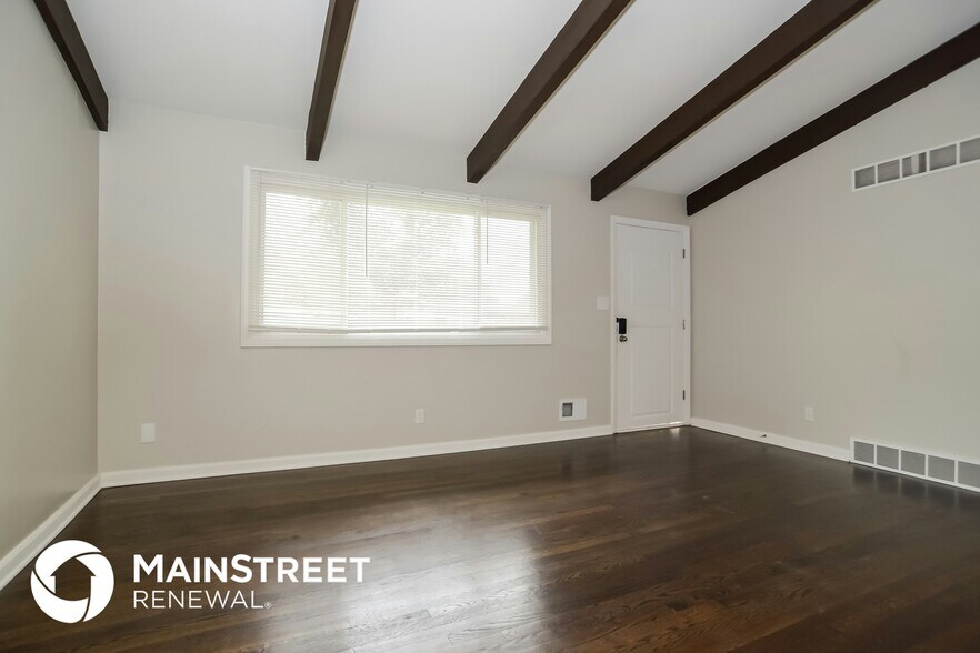 Building Photo - 6852 N Montrose Ave