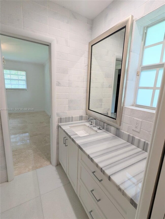 Building Photo - 5920 Maynada St