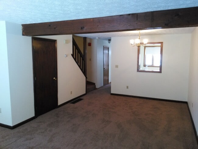Building Photo - Townhome Style Condo Unit Available For Rent!