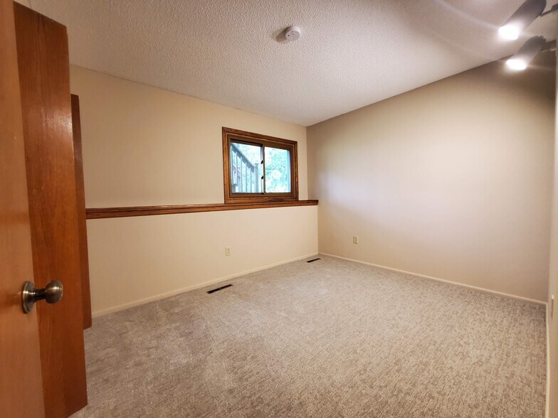 Building Photo - 2517 Cedar Hills Dr