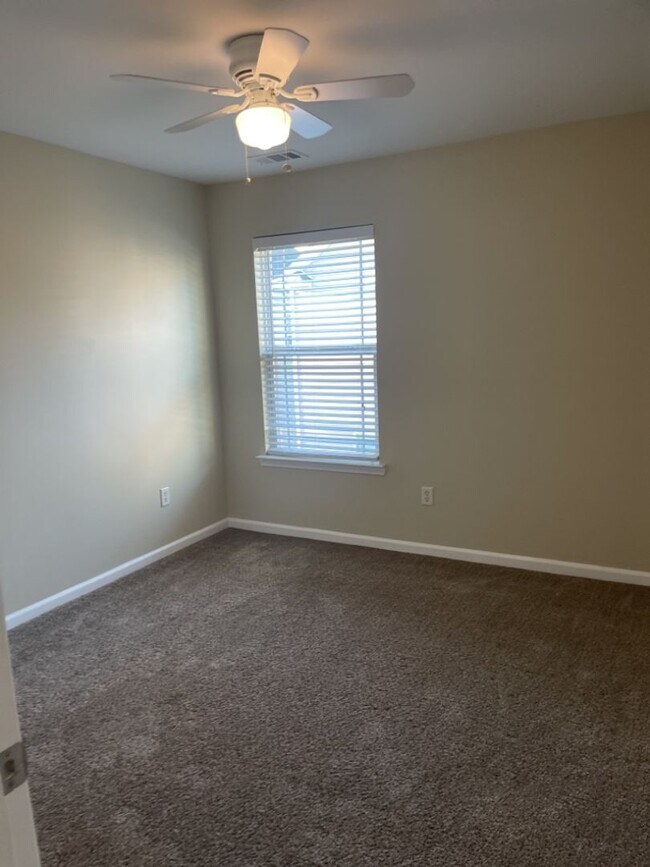 Building Photo - 105 Summer Hill Way