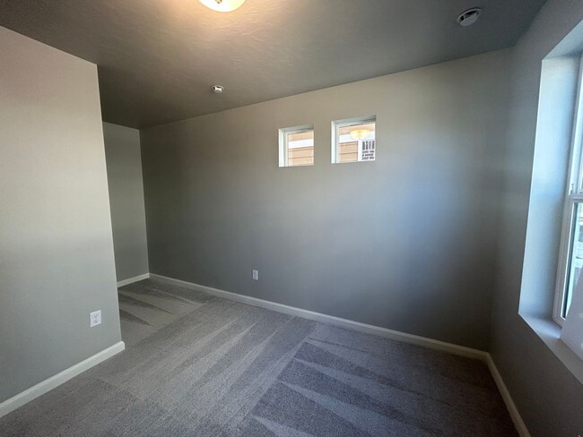 Building Photo - 3 Bedroom 3 Bathroom Home in Farmington Utah!