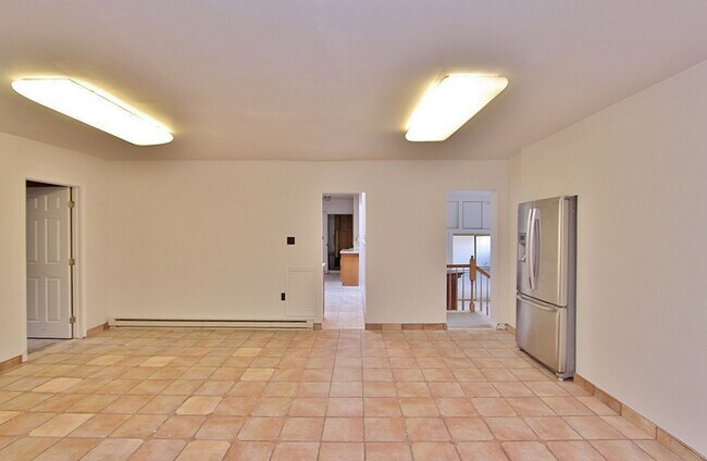 Building Photo - Large 4 bedroom, 2 bath home for rent in R...