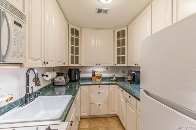 Building Photo - 48 Pointe Cir S