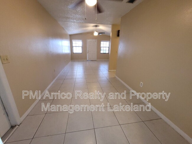 Building Photo - 968 Sunshine Way SW