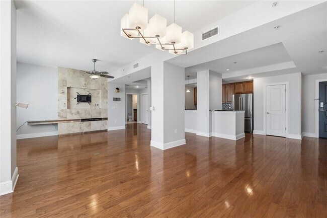 Building Photo - 1227 E Madison St