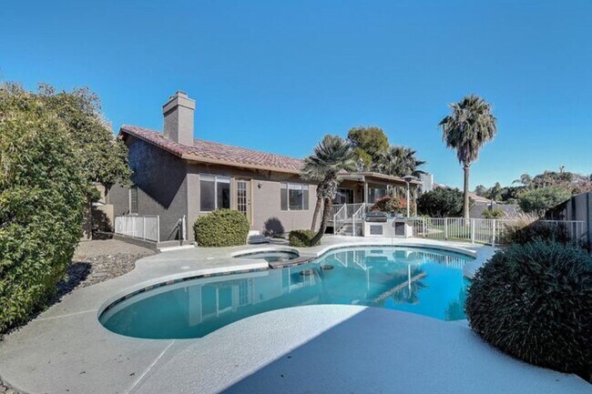 Building Photo - 5623 E Claire Dr