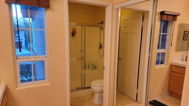 Building Photo - 8990 Courtyard View Dr