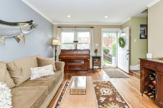 Building Photo - 629 S Henry St