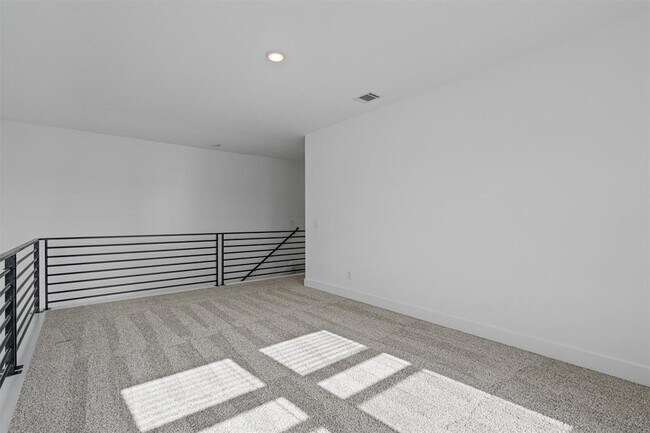 Building Photo - 724 Pinnacle View Dr