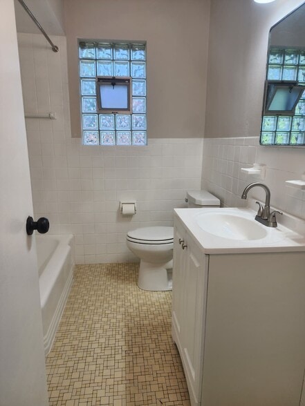 Building Photo - 922 S 74th St