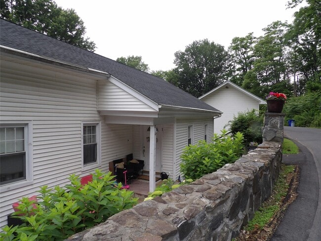 Building Photo - 12 Maple Ave