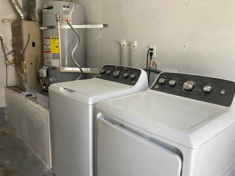 Building Photo - 3909 Montebello Ave