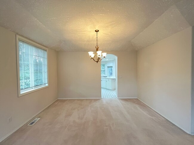 Building Photo - Clackamas Ranch 3 bedroom 2 bathroom - W/D...