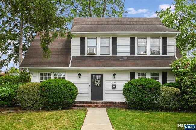 Building Photo - 669 Doremus Ave