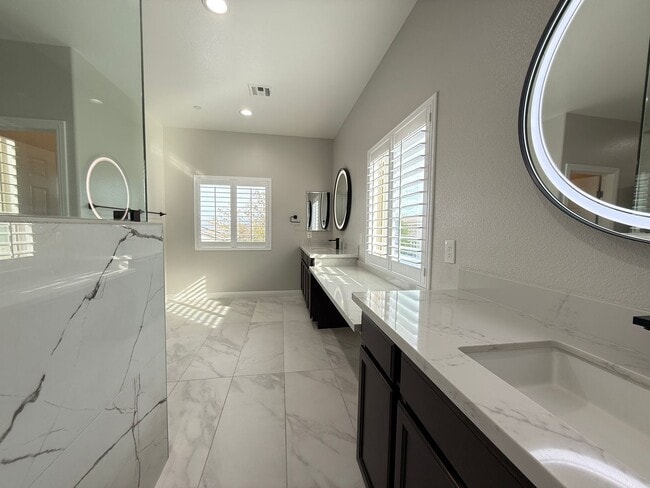 Building Photo - 132 Dunblane St