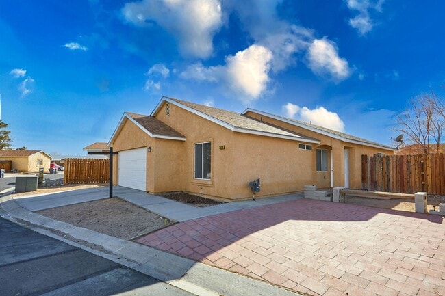 Building Photo - 3 BEDROOM BARSTOW HOME