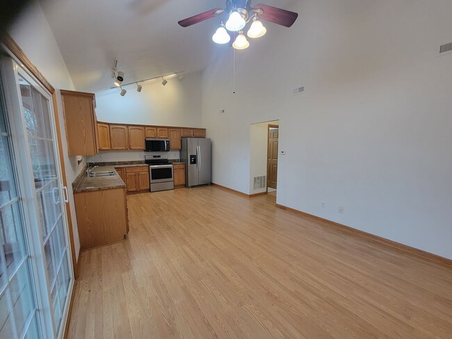 Building Photo - Beautiful 2BR/2BA Luxury Condo