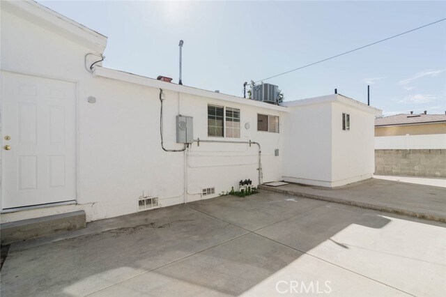 Building Photo - 7945 Woodman Ave