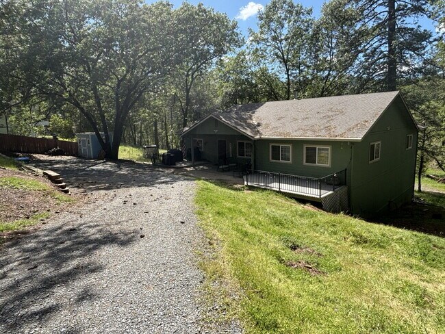 Building Photo - Spacious 2,048sf 3-bed home on acreage in Garden Valley!