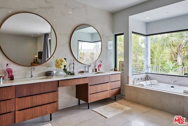 Building Photo - 1724 N Sierra Bonita Ave