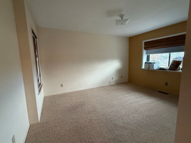 Building Photo - Beautiful expansive home for lease