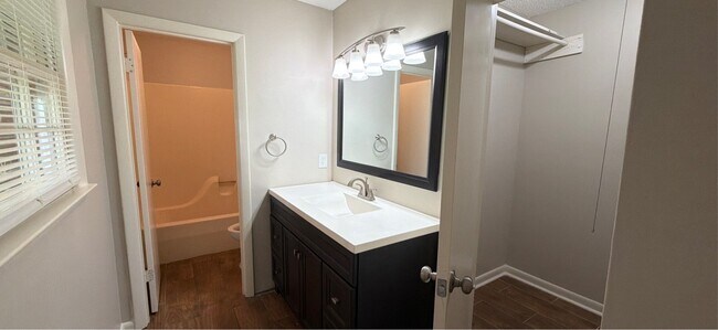 Building Photo - 112 Tres Dr