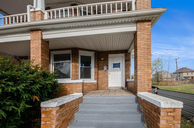 Building Photo - 593 Hague St