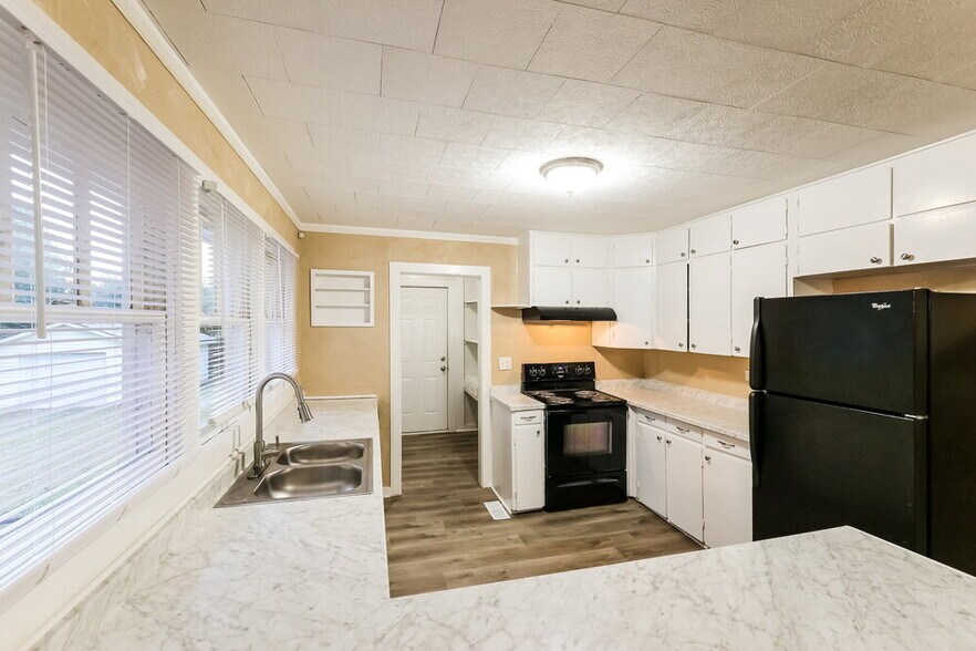 Building Photo - 4188 Powell Ave