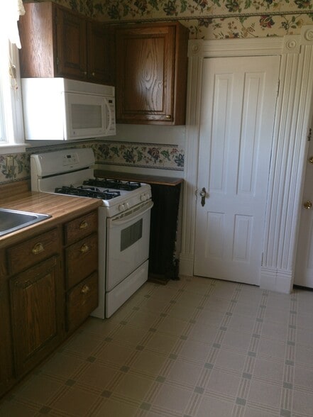 Kitchen - 422 N 9th Ave W